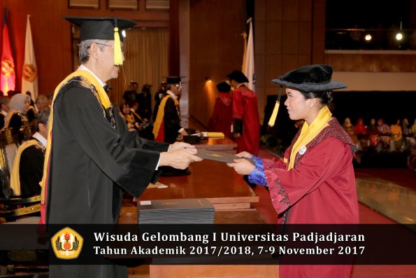 Wisuda Unpad Gel I TA 2017_2018  Fakultas Ekonomi Dan Bisnis oleh Dekan 119