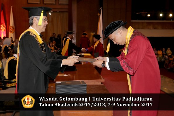 Wisuda Unpad Gel I TA 2017_2018  Fakultas Ekonomi Dan Bisnis oleh Dekan 120