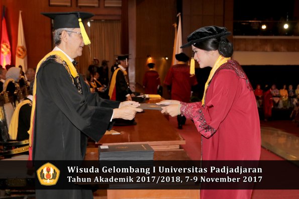 Wisuda Unpad Gel I TA 2017_2018  Fakultas Ekonomi Dan Bisnis oleh Dekan 121