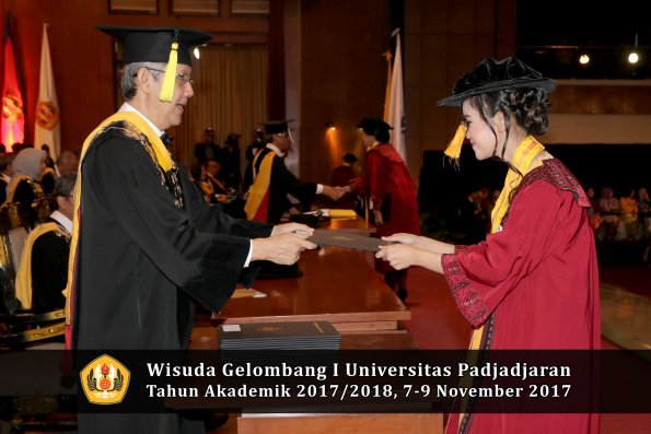 Wisuda Unpad Gel I TA 2017_2018  Fakultas Ekonomi Dan Bisnis oleh Dekan 122