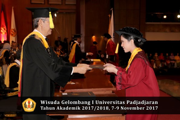Wisuda Unpad Gel I TA 2017_2018  Fakultas Ekonomi Dan Bisnis oleh Dekan 124