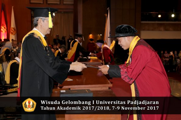 Wisuda Unpad Gel I TA 2017_2018  Fakultas Ekonomi Dan Bisnis oleh Dekan 126