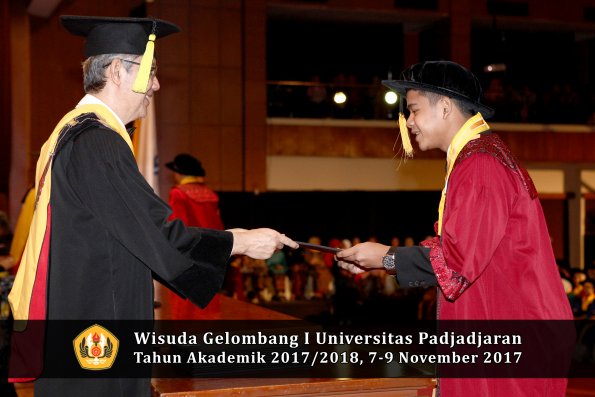 Wisuda Unpad Gel I TA 2017_2018  Fakultas Ekonomi Dan Bisnis oleh Dekan 127