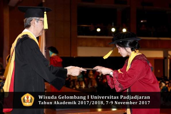 Wisuda Unpad Gel I TA 2017_2018  Fakultas Ekonomi Dan Bisnis oleh Dekan 129