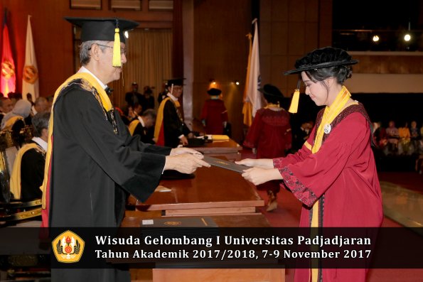 Wisuda Unpad Gel I TA 2017_2018  Fakultas Ekonomi Dan Bisnis oleh Dekan 130
