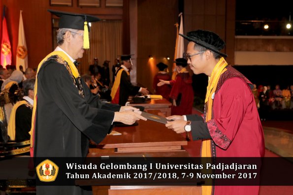 Wisuda Unpad Gel I TA 2017_2018  Fakultas Ekonomi Dan Bisnis oleh Dekan 131