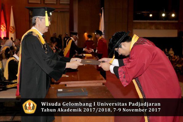 Wisuda Unpad Gel I TA 2017_2018  Fakultas Ekonomi Dan Bisnis oleh Dekan 132