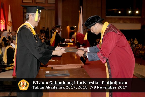Wisuda Unpad Gel I TA 2017_2018  Fakultas Ekonomi Dan Bisnis oleh Dekan 133