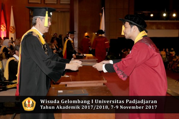 Wisuda Unpad Gel I TA 2017_2018  Fakultas Ekonomi Dan Bisnis oleh Dekan 134