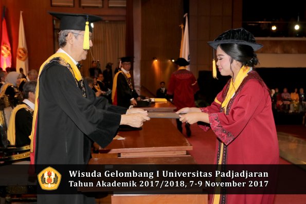 Wisuda Unpad Gel I TA 2017_2018  Fakultas Ekonomi Dan Bisnis oleh Dekan 135