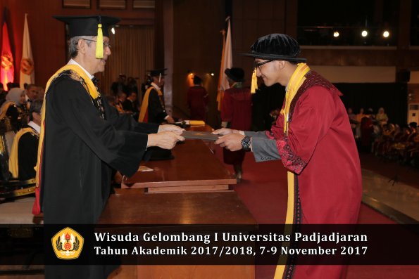 Wisuda Unpad Gel I TA 2017_2018  Fakultas Ekonomi Dan Bisnis oleh Dekan 136