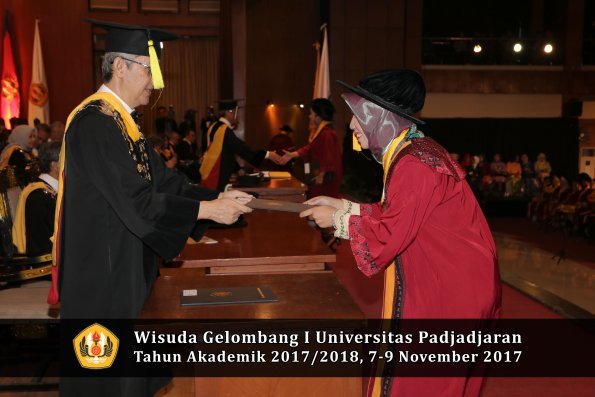 Wisuda Unpad Gel I TA 2017_2018  Fakultas Ekonomi Dan Bisnis oleh Dekan 137