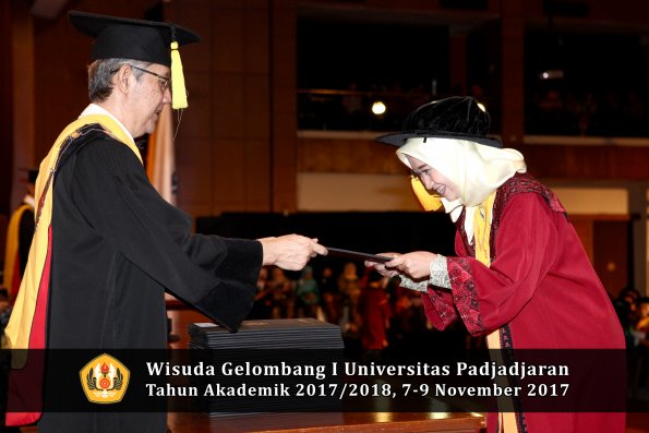 Wisuda Unpad Gel I TA 2017_2018  Fakultas Ekonomi Dan Bisnis oleh Dekan 138