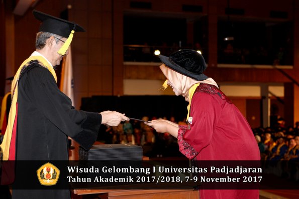 Wisuda Unpad Gel I TA 2017_2018  Fakultas Ekonomi Dan Bisnis oleh Dekan 142