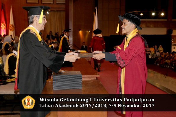 Wisuda Unpad Gel I TA 2017_2018  Fakultas Ekonomi Dan Bisnis oleh Dekan 143