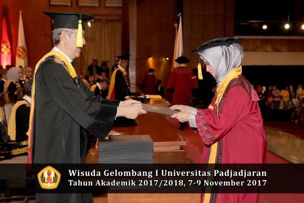 Wisuda Unpad Gel I TA 2017_2018  Fakultas Ekonomi Dan Bisnis oleh Dekan 144