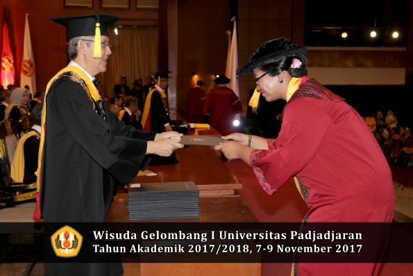 Wisuda Unpad Gel I TA 2017_2018  Fakultas Ekonomi Dan Bisnis oleh Dekan 149