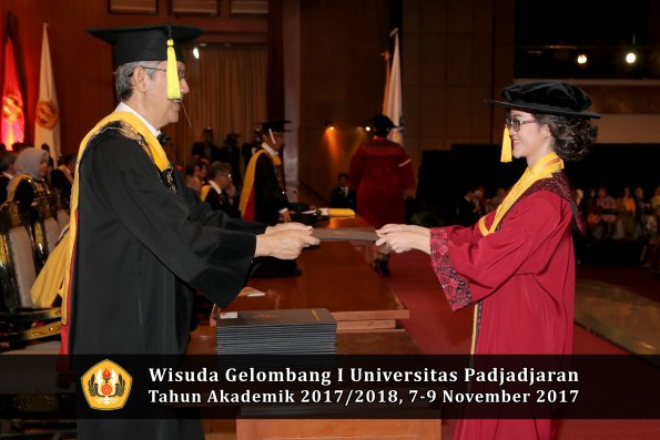 Wisuda Unpad Gel I TA 2017_2018  Fakultas Ekonomi Dan Bisnis oleh Dekan 150