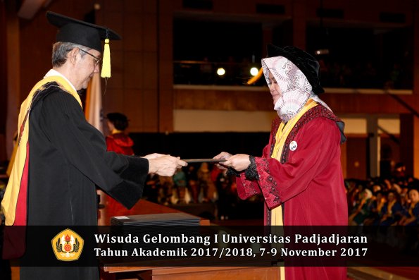 Wisuda Unpad Gel I TA 2017_2018  Fakultas Ekonomi Dan Bisnis oleh Dekan 151