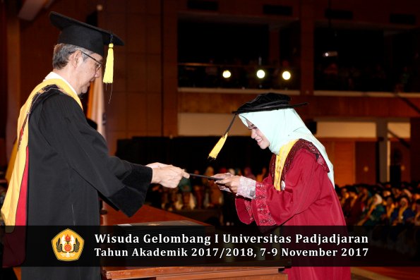 Wisuda Unpad Gel I TA 2017_2018  Fakultas Ekonomi Dan Bisnis oleh Dekan 152