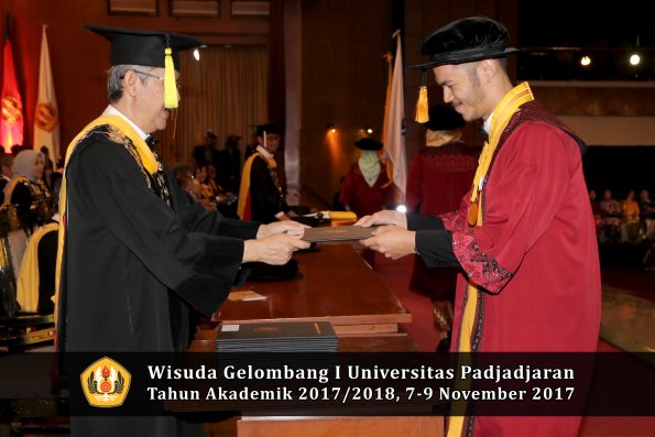 Wisuda Unpad Gel I TA 2017_2018  Fakultas Ekonomi Dan Bisnis oleh Dekan 154