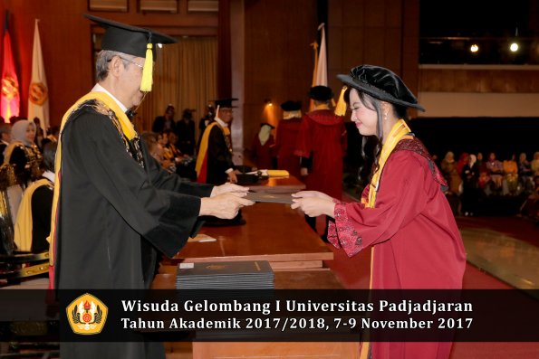 Wisuda Unpad Gel I TA 2017_2018  Fakultas Ekonomi Dan Bisnis oleh Dekan 155