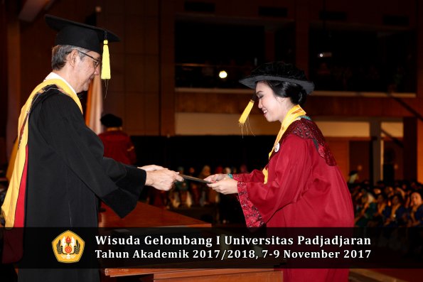 Wisuda Unpad Gel I TA 2017_2018  Fakultas Ekonomi Dan Bisnis oleh Dekan 157