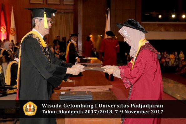 Wisuda Unpad Gel I TA 2017_2018  Fakultas Ekonomi Dan Bisnis oleh Dekan 160