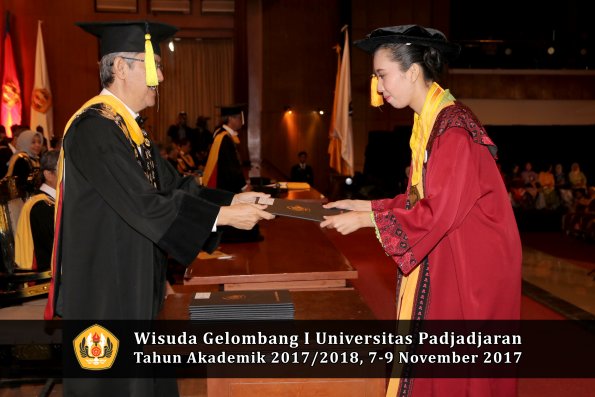 Wisuda Unpad Gel I TA 2017_2018  Fakultas Ekonomi Dan Bisnis oleh Dekan 161