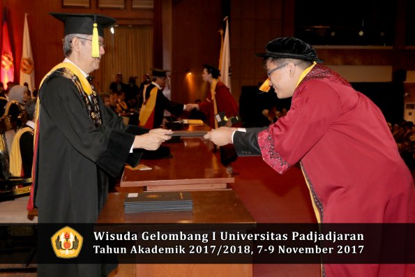 Wisuda Unpad Gel I TA 2017_2018  Fakultas Ekonomi Dan Bisnis oleh Dekan 162
