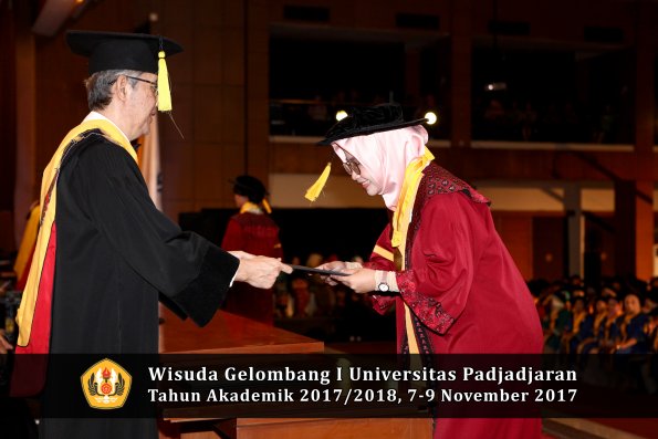 Wisuda Unpad Gel I TA 2017_2018  Fakultas Ekonomi Dan Bisnis oleh Dekan 167