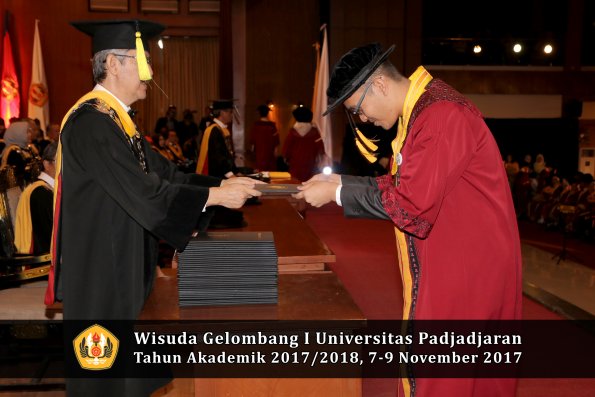 Wisuda Unpad Gel I TA 2017_2018  Fakultas Ekonomi Dan Bisnis oleh Dekan 171