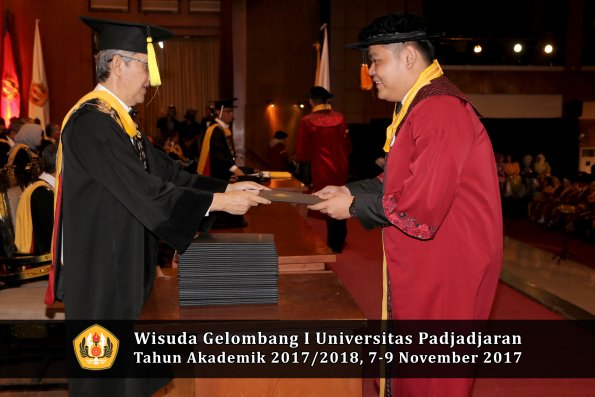 Wisuda Unpad Gel I TA 2017_2018  Fakultas Ekonomi Dan Bisnis oleh Dekan 172