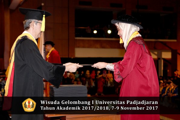 Wisuda Unpad Gel I TA 2017_2018  Fakultas Ekonomi Dan Bisnis oleh Dekan 173