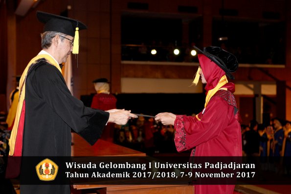 Wisuda Unpad Gel I TA 2017_2018  Fakultas Ekonomi Dan Bisnis oleh Dekan 198