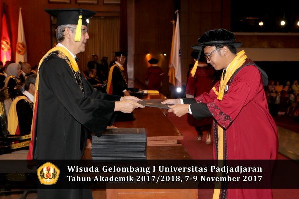 Wisuda Unpad Gel I TA 2017_2018  Fakultas Ekonomi Dan Bisnis oleh Dekan 208