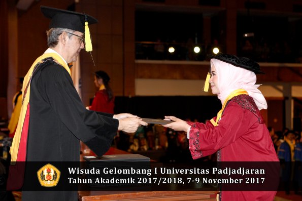 Wisuda Unpad Gel I TA 2017_2018  Fakultas Ekonomi Dan Bisnis oleh Dekan 213