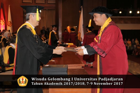Wisuda Unpad Gel I TA 2017_2018  Fakultas Ekonomi Dan Bisnis oleh Dekan 217