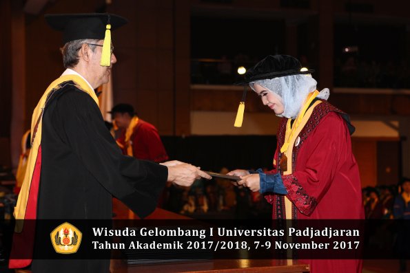 Wisuda Unpad Gel I TA 2017_2018  Fakultas Ekonomi Dan Bisnis oleh Dekan 218
