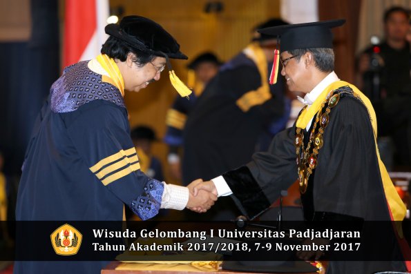 Wisuda Unpad Gel I TA 2017_2018  Fakultas Ekonomi Dan Bisnis oleh Rektor 001