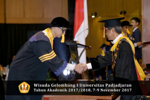 Wisuda Unpad Gel I TA 2017_2018  Fakultas Ekonomi Dan Bisnis oleh Rektor 002