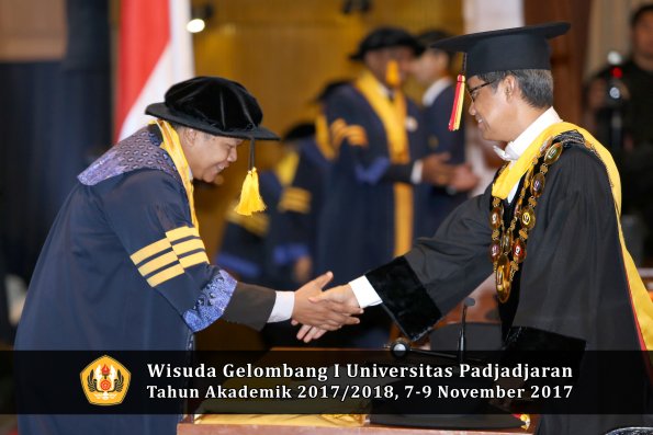 Wisuda Unpad Gel I TA 2017_2018  Fakultas Ekonomi Dan Bisnis oleh Rektor 003