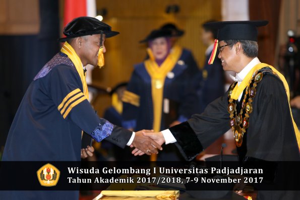 Wisuda Unpad Gel I TA 2017_2018  Fakultas Ekonomi Dan Bisnis oleh Rektor 004