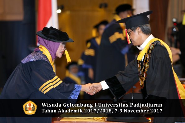 Wisuda Unpad Gel I TA 2017_2018  Fakultas Ekonomi Dan Bisnis oleh Rektor 005