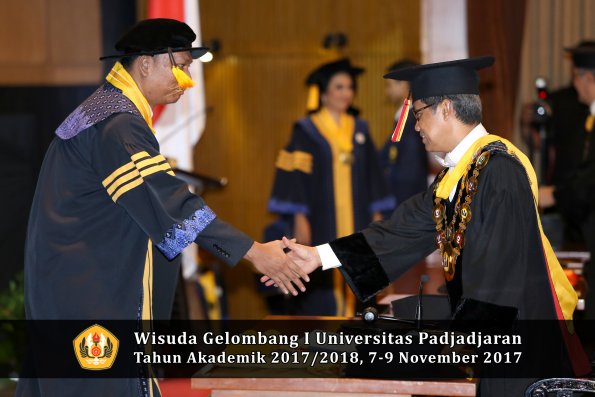 Wisuda Unpad Gel I TA 2017_2018  Fakultas Ekonomi Dan Bisnis oleh Rektor 006