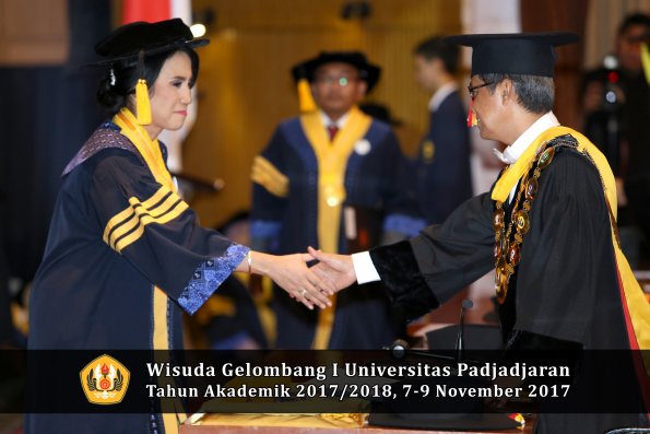 Wisuda Unpad Gel I TA 2017_2018  Fakultas Ekonomi Dan Bisnis oleh Rektor 007