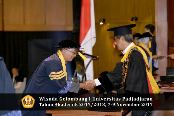 Wisuda Unpad Gel I TA 2017_2018  Fakultas Ekonomi Dan Bisnis oleh Rektor 008