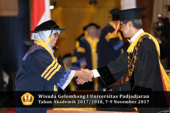 Wisuda Unpad Gel I TA 2017_2018  Fakultas Ekonomi Dan Bisnis oleh Rektor 009