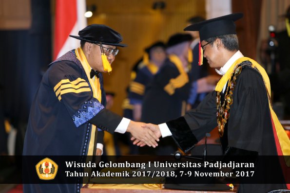 Wisuda Unpad Gel I TA 2017_2018  Fakultas Ekonomi Dan Bisnis oleh Rektor 010