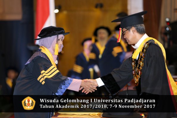 Wisuda Unpad Gel I TA 2017_2018  Fakultas Ekonomi Dan Bisnis oleh Rektor 011
